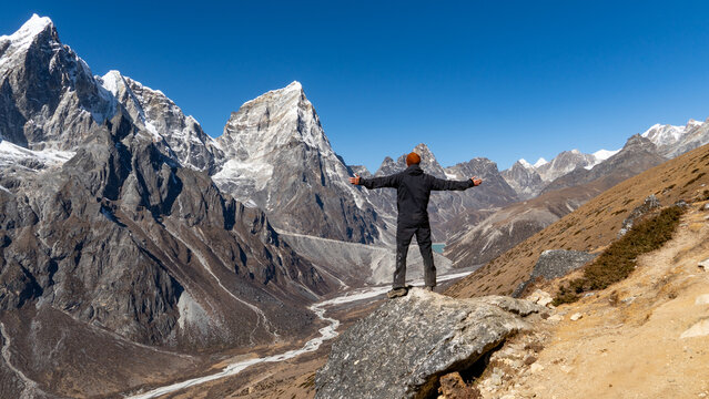 Grandiose Berglandschaft im Himalaya auf dem Everest-Base-Camp-Trek in Nepal mit einem Wanderer