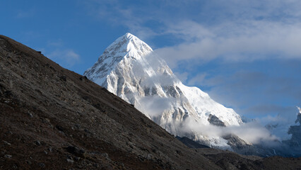 Grandiose Berglandschaft im Himalaya auf dem Everest-Base-Camp-Trek in Nepal (Pumori Peak)