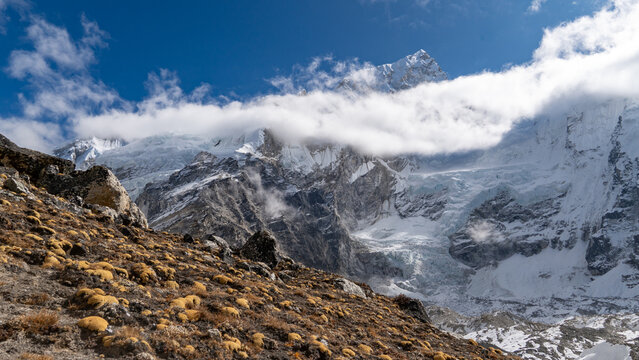 Grandiose Berglandschaft im Himalaya auf dem Everest-Base-Camp-Trek in Nepal