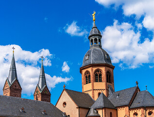 Fototapeta premium Einhard-Basilika St. Marcellinus und Petrus mit der Klosteranlage und dem Barockgarten, Seligenstadt, Hessen, Deutschland