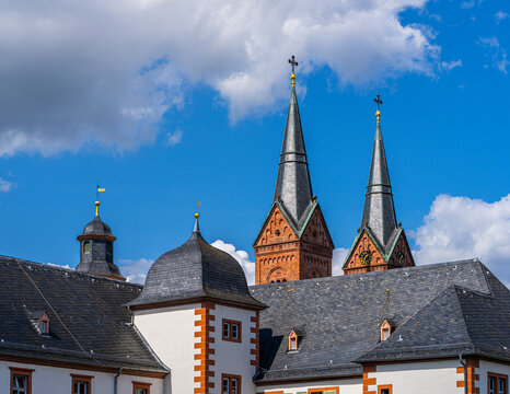 Einhard-Basilika St. Marcellinus und Petrus mit der Klosteranlage und dem Barockgarten, Seligenstadt, Hessen, Deutschland