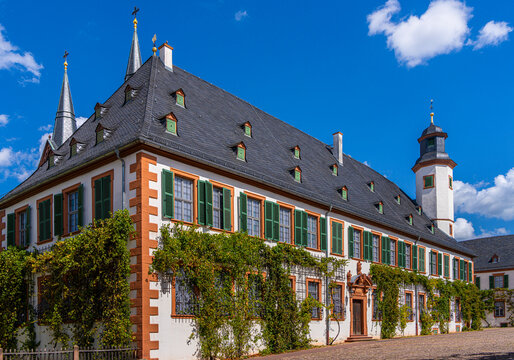 Einhard-Basilika St. Marcellinus und Petrus mit der Klosteranlage und dem Barockgarten, Seligenstadt, Hessen, Deutschland