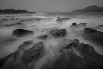 Obraz premium Black and White Seascape with Rocky Shoreline