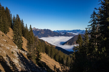 Nebel über Talkessel am Wendelstein vom Spitzing Gebiet aus aufgenommen