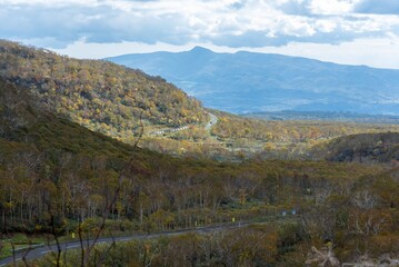 紅葉の始まった山の風景