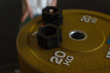 Discs and bar lock