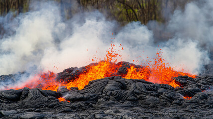 噴火口から流れ出るマグマと激しい熱の放射