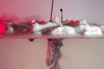 schaum farbe tropfen wasser rot