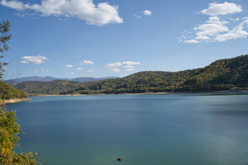 北海道旭川市の忠別湖にある忠別ダムの秋の紅葉と湖面と青空