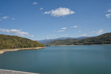 Naklejka premium 北海道旭川市の忠別湖にある忠別ダムの秋の紅葉と湖面と青空
