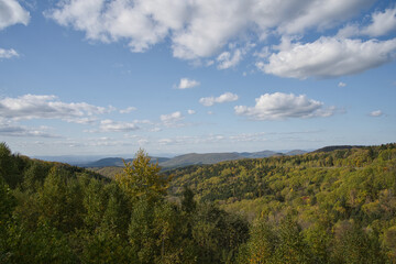 わずか1か月しか通行することができない道道1116号線の忠別湖チョボチナイゲート先にある絶景ポイント嶺雲橋から撮影した紅葉