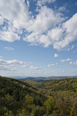わずか1か月しか通行することができない道道1116号線の忠別湖チョボチナイゲート先にある絶景ポイント嶺雲橋から撮影した紅葉