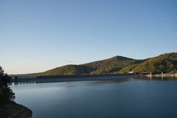 北海道旭川市の忠別湖にある忠別ダムの秋の紅葉と夕暮れ時の湖面と青空