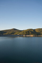 北海道旭川市の忠別湖にある忠別ダムの秋の紅葉と夕暮れ時の湖面と青空
