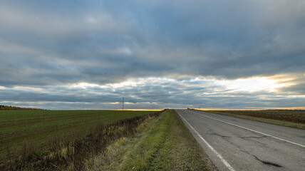 Fototapeta premium A road with a cloudy sky in the background