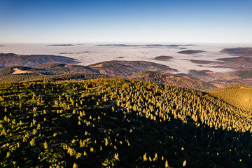 Góry jesienią w Polsce, Beskid Żywiecki, panorama z lotu ptaka z Pilska. © Franciszek
