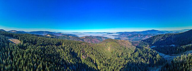 Góry jesienią w Polsce, Beskid Żywiecki, panorama z lotu ptaka z Pilska. © Franciszek