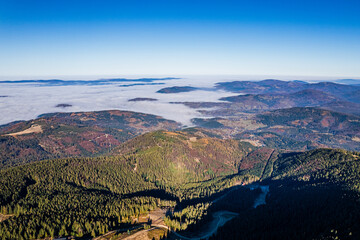 Góry jesienią w Polsce, Beskid Żywiecki, panorama z lotu ptaka z Pilska. © Franciszek