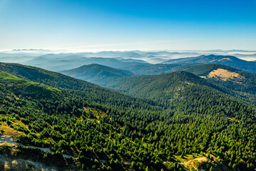 Góry jesienią w Polsce, Beskid Żywiecki, panorama z lotu ptaka z Pilska. © Franciszek