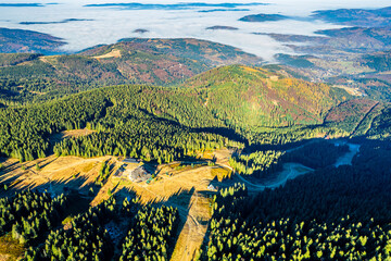 Góry jesienią w Polsce, Beskid Żywiecki, panorama z lotu ptaka z Pilska.