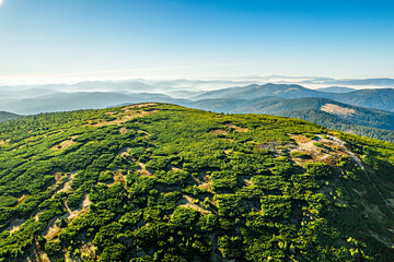 Fototapeta premium Góry, szczyt Pilska w Beskidzie Żywieckim na granicy Polski i Słowacji, panorama z lotu ptaka jesienią.