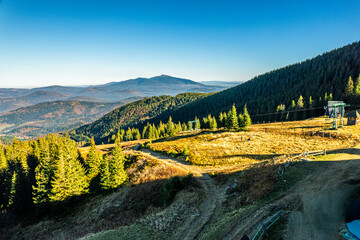 Góry jesienią w Polsce, Beskid Żywiecki, panorama z lotu ptaka z Pilska. © Franciszek