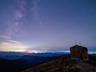 アトラス彗星と避難小屋