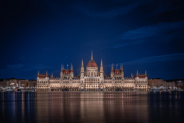 Obraz premium Budapest, Hungary - Illuminated Hungarian Parliament building at dusk. 