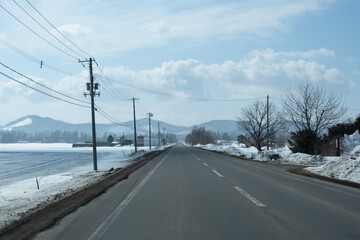 北海道の雪が溶けた冬の道