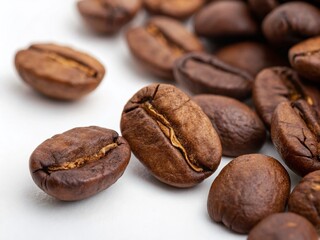 Obraz premium Close-Up of Fresh Coffee Beans on a White Background, Capturing the Rich Texture and Natural Color Variations Perfect for Coffee Lovers and Culinary Enthusiasts