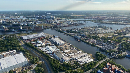 Obraz premium Aerial View of Industrial Port and Surrounding Infrastructure