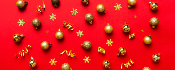 Christmas composition. a pattern of christmas balls on colored background. Flat lay, top view New year decor