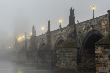 Obraz premium Charles bridge in foggy morning. ( Karluv most v ranni mlze) Prague