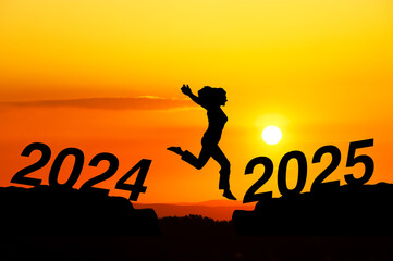 Sprung einer Person ins Jahr 2025 als Silhouette