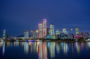 Obraz premium Cityscape night view of Yeouido, Seoul, south korea at sunset time