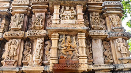 Obraz premium Carved sculptures of Hindu deities and erotic figures on the Vishwanatha Shiv Temple, located in Karimati, Umaria, Madhya Pradesh