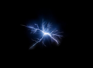 Naklejka premium A single bolt of blue lightning flashes across a black background.