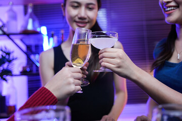 Friends are celebrating at a party, nightclubs are raising wine glasses to celebrate friendship.