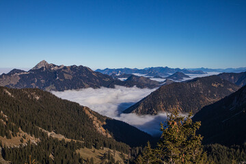 Naklejka premium Berggipfel über Wolkendecke
