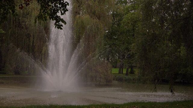 plan fixe d'une fontaine, &agrave; jets plusieurs m&egrave;tres, temps gris, UHD avec son