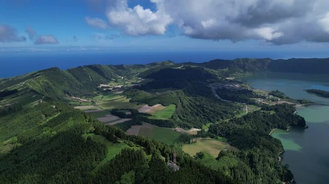 Vista A&eacute;rea Deslumbrante da Lagoa das Sete Cidades &ndash; Ilha de S&atilde;o Miguel, A&ccedil;ores