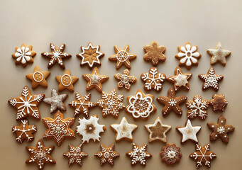 Fototapeta premium Christmas snowflake-shaped gingerbread cookies, cookie layout, top view. Close-up of patterned gingerbread cookies. New Year's treat, baking. Sweets as a gift for the New Year