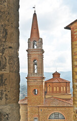 Castiglion Fiorentino: la Parrocchia Collegiata dei Ss. Michele e Giuliano  dalla Loggia Vasariana...