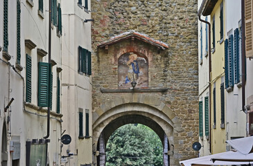 Castiglion Fiorentino: strade, vicoli, case e palazzi del centro storico: Arezzo - Toscana	