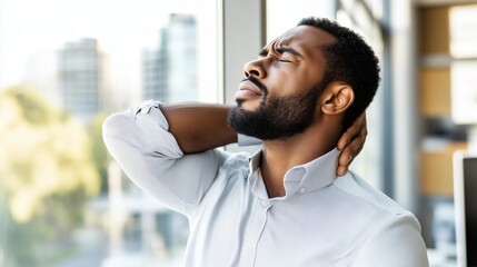 Obraz premium Person sitting at desk with poor posture, emphasizing the importance of ergonomic practices for maintaining health and productivity in the workplace.