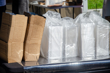 Empty food containers for packing food