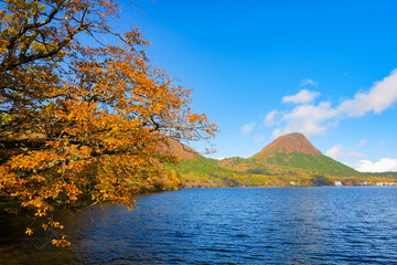 群馬県 紅葉に染まるの榛名山、榛名湖