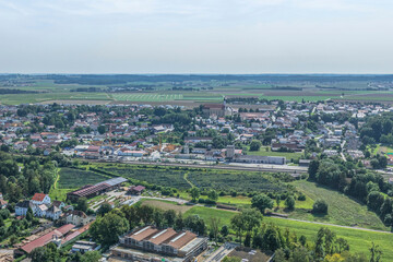 Die Stadt Osterhofen im Landkreis Deggendorf in Niederbayern von oben