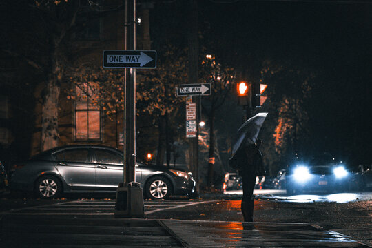 persona con paraguas bajo la lluvia