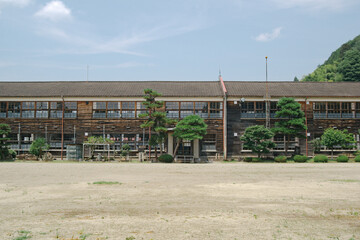 Fototapeta premium 明治に建てられた廃校になった小学校